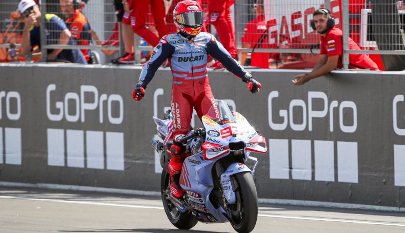 Marquez célébrant sa victoire en Aragon.
