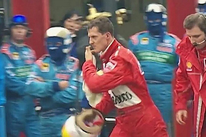 Schumacher allant chercher des explications suite à l'accident avec Coulthard.