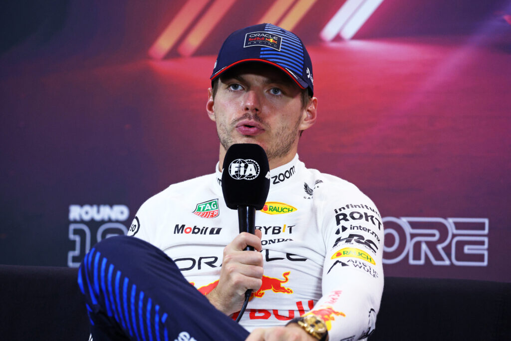 Max Verstappen avec le micro de la FIA, répondant aux questions des journalistes durant la conférence de presse