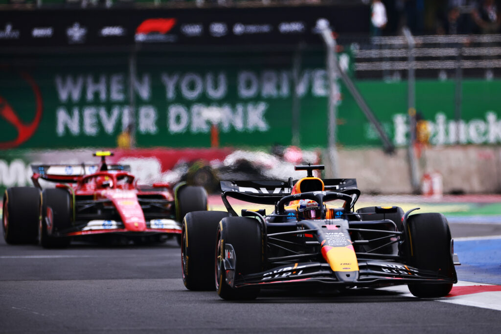 Max Verstappen mène la course devant Carlos Sainz au début du grand prix du Mexique