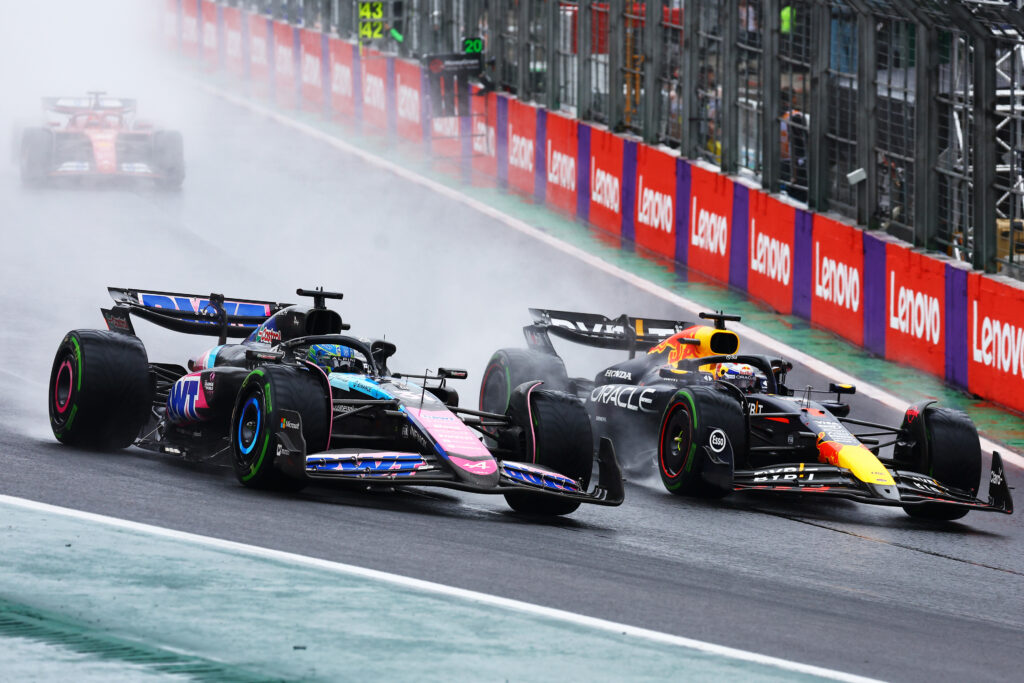 Max Verstappen prend l'avantage sur Esteban Ocon à la relance du GRand Prix de Sao Paulo