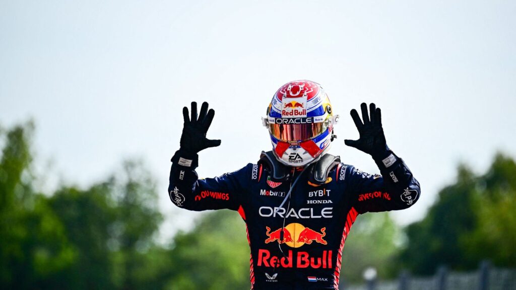 Max Verstappen célébrant ses 10 victoires d'affilé à Monza